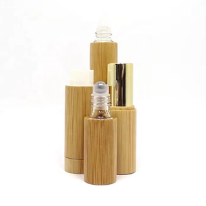 Venta al por mayor logotipo personalizado grabado bambú embalaje Twist up barras de labios cilindro bálsamo labio brillo tubo cosmético - Product Image 5