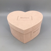 Boîtes à fleurs en carton en forme de cœur personnalisées avec logo fait main pour bouquets, emballage cadeau avec options de revêtement UV et de lamination brillante