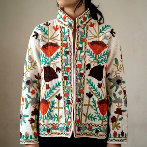 Chaqueta Bomber Suzani Floral Hecha a Mano con Tela de Algodón Blanca de Alif Production, Ecológica, Transpirable y de Secado Rápido para Ella - Product Image 1