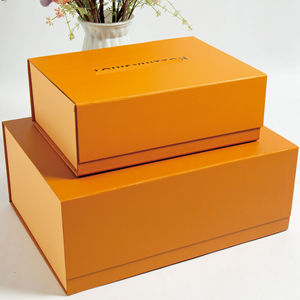Caja de Regalo Plegable de Cartón con Cierre Magnético, Diseño de Lujo Personalizable en Naranja, Calidad Superior 1:1, con Logotipo - Product Image 1