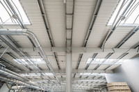 Entrepôt à structure métallique multi-portes à faible coût, avec volets roulants/sans porte, idéal pour les laveries automobiles, ateliers de réparation et garages.