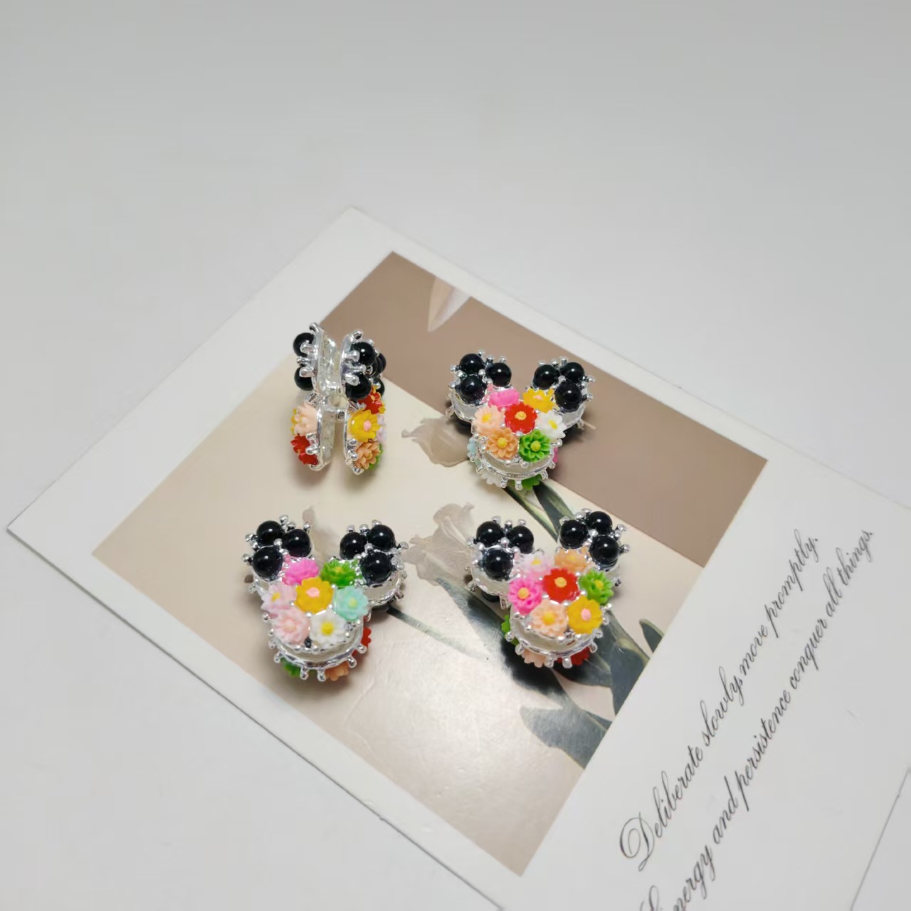 Boucles d'oreilles en perles noires plaquées argent avec visage peint