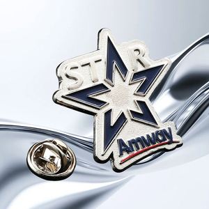 เข็มกลัดโลหะงานฝีมือคุณภาพสูง ของที่ระลึก เครื่องประดับแฟชั่น พร้อมลายสลัก จากกวางตุ้ง สำหรับของขวัญวันหยุด - Product Image 3