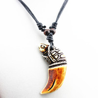 Collier de couple tendance à deux tons avec dents de requin réglables, avec pendentif en résine de dent de loup blanc et poisson - Cadeau