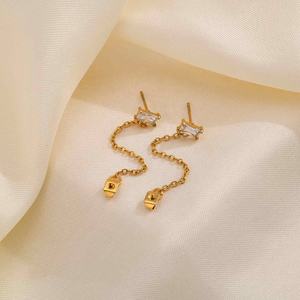 Boucles d'oreilles pendantes en acier inoxydable de style européen et américain avec un design en forme de cœur et des zircons géométriques plaqués or, finition blanche/noire - Product Image 3