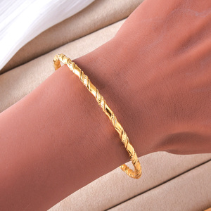 กำไลข้อมือสแตนเลสสตีลชุบทอง 18K ดีไซน์เก๋ไก๋ทันสมัย ลายบิดเกลียวเรขาคณิต สำหรับผู้หญิง สวมใส่ได้ทุกวันหรือในโอกาสพิเศษ เช่น วันครบรอบ - Product Image 4