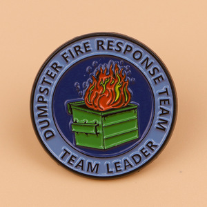 Al por mayor, divertidos y lindos pines de esmalte con diseño de incendio en contenedor de basura, insignias de solapa con mensaje 'Quemado pero Optimista', broches de metal con MOQ bajo para regalo - Product Image 5