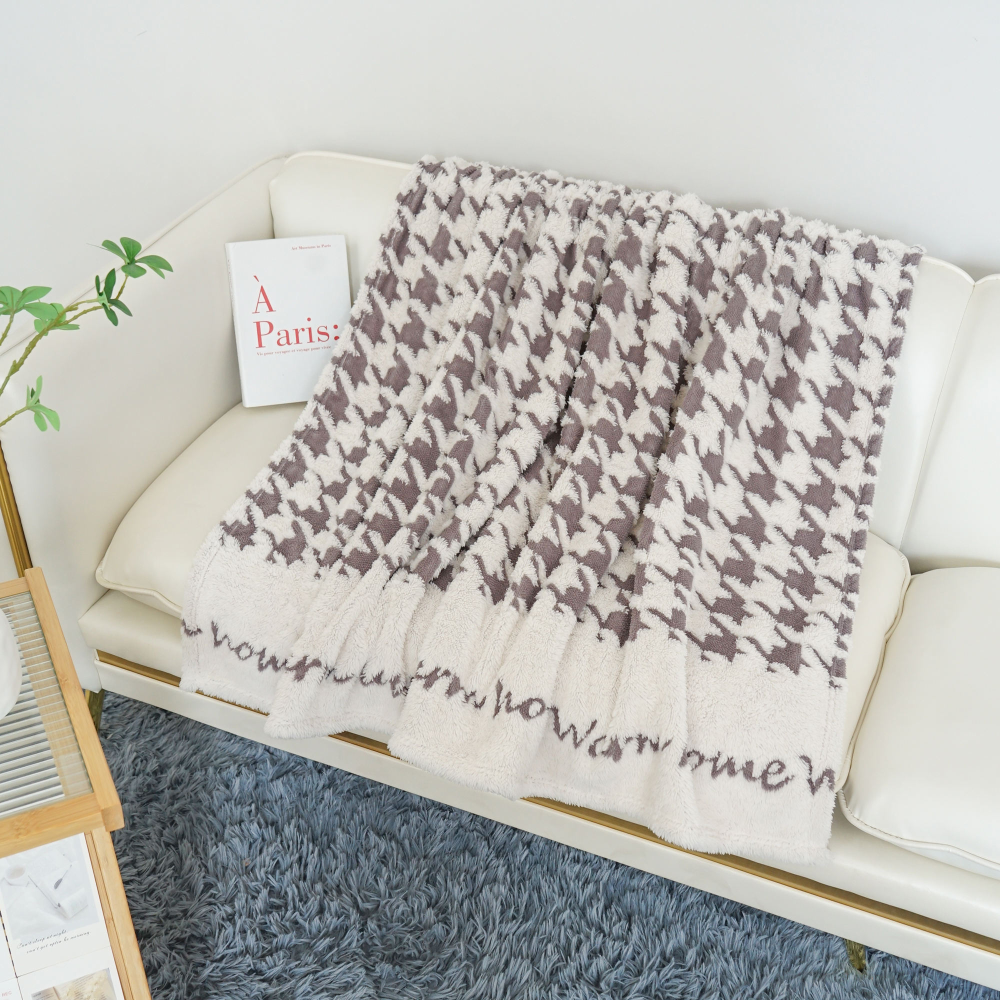 สีขาวและสีน้ำตาล