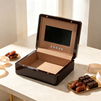 Boîte à chocolats en bois brillant avec écran LCD intégré, boutons de contrôle multimédia, doublure en PU, logo personnalisé pour l'emballage de desserts du Ramadan et de l'Aïd