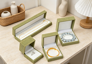 Boîtes à bijoux pliables haut de gamme, écologiques, faites à la main, multi-tailles, base en carton rigide, doublure en velours vert clair, coussinets en satin - Product Image 3