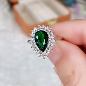 Bague de fiançailles de luxe pour femme avec diamant synthétique de laboratoire taille poire T0826 - Product Image 4