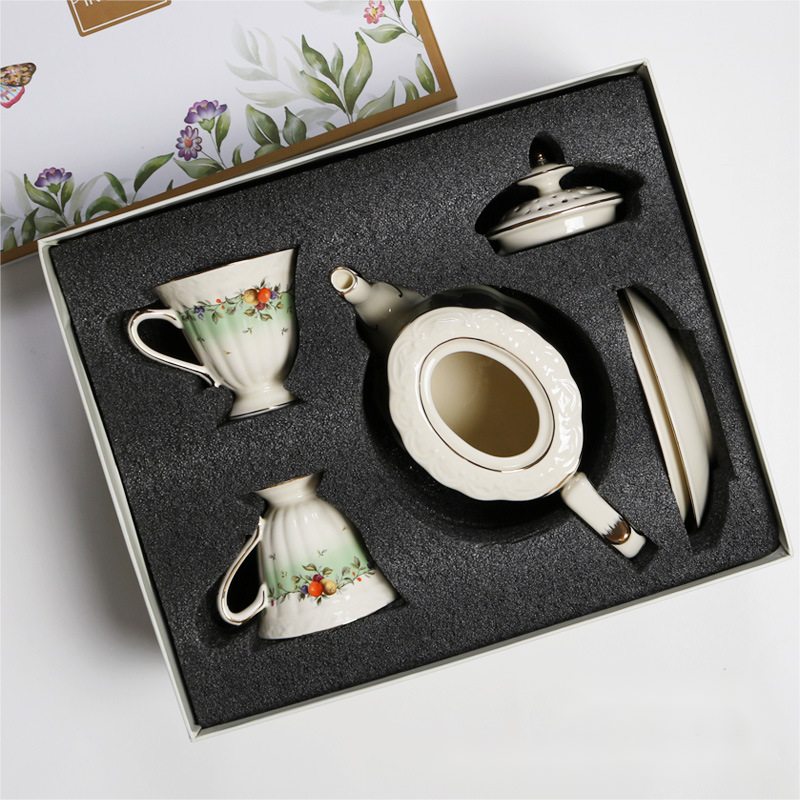 1 pot et 2 tasses et soucoupes blanches