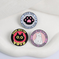 Badges de revers personnalisés en émail souple, motif patte de chat noir et blanc, animaux de dessin animé mignons, vente en gros en vrac