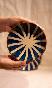 Bol décoratif en céramique de grès cuite à haute température, motif rayé bleu indigo, finition craquelée, compatible four et micro-ondes, fait main, style culture tribal - Product Image 3