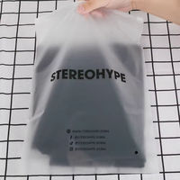 Emballage plastique refermable personnalisé en CPE mat givré avec fermeture éclair, sac à fermeture éclair avec logo pour vêtements