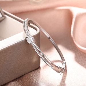 Bracciale a fascia con design a croce per donna, stile geometrico rotondo, accessorio da polso per uso quotidiano - Product Image 6