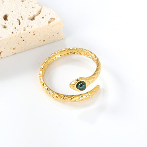 แหวนรูปงูปรับขนาดได้สำหรับผู้หญิง ชุบทอง ประดับด้วยหินสีเขียว ดีไซน์รูปสัตว์ ของขวัญเครื่องประดับ - Product Image 1