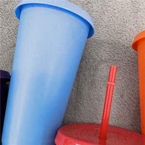 Gobelet en plastique jetable de 24 oz avec logo personnalisé, anti-fuite, en PP, avec couvercle et paille pour les fêtes d'enfants - Product Image 1