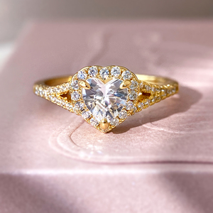 Anillo de compromiso y boda para mujer con circonita cúbica, diseño de halo con piedra principal en forma de corazón y banda hueca dividida, ideal para regalo al por mayor. - Product Image 2