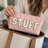Pochette de maquillage en chenille avec lettres, jolie pochette cosmétique rose avec garniture et fermeture éclair dorées pour femmes, idéale pour les voyages