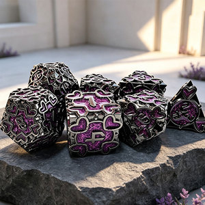 Dés à jouer complets pour D&D, en émail irisé violet mystique et bleu glacé, avec incrustation rainurée et motif cœur superposé, pour aventures de table - Product Image 2