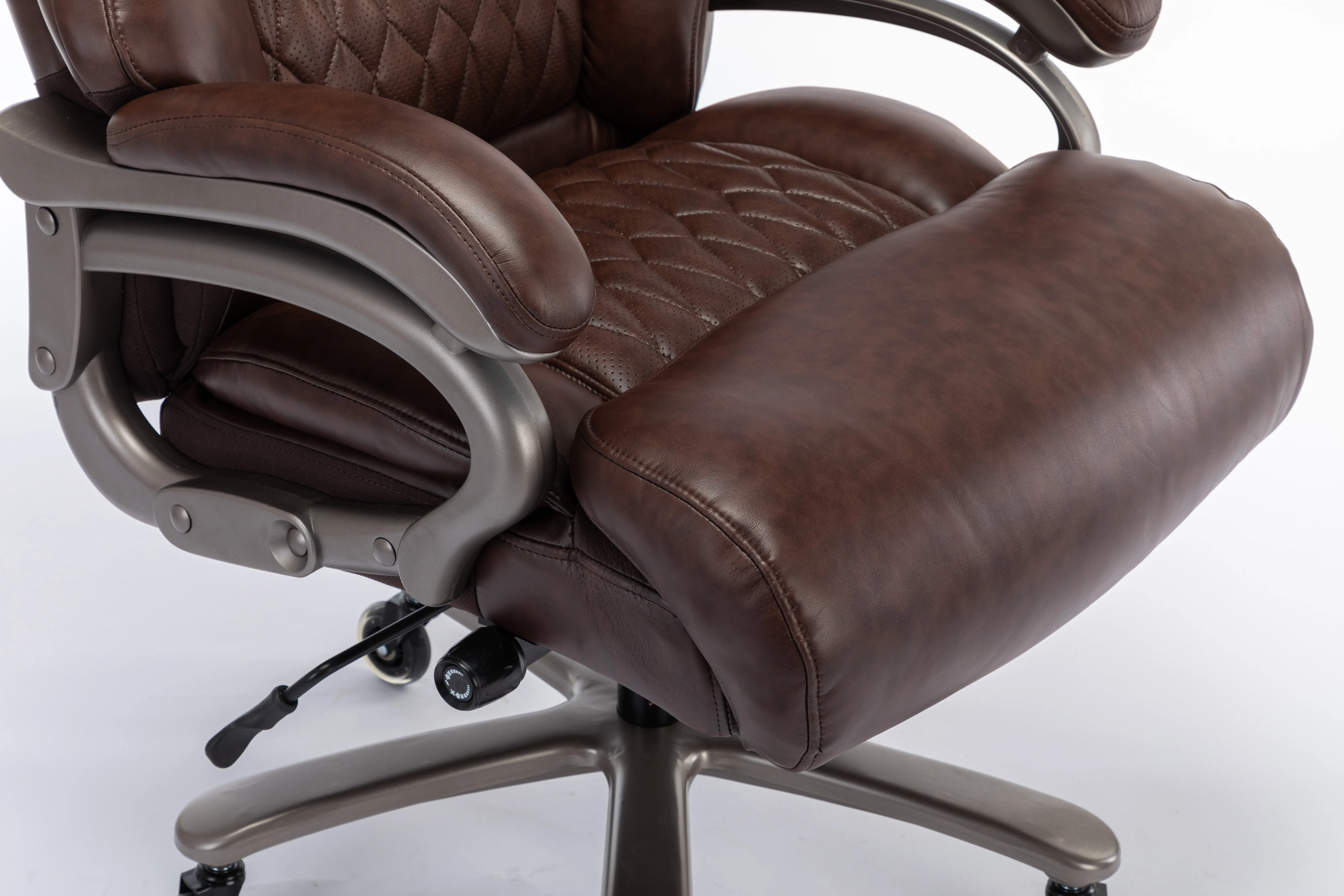 كرسي مكتب فاخر دوار مع مسند للذراع قابل للإمالة ومظهر عالي من الجلد البني بأفضل جودة
