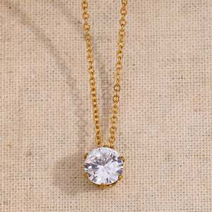 Collar con Colgante de Corona de Circonita Blanca de Acero Inoxidable de Lujo Ligero con Incrustaciones de Circonio al Estilo de las Celebridades - Product Image 3