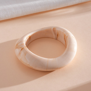 Bracelet concave en résine marbrée J, style vintage, pour soirée, mode unique, avec imitation perle pour femme - Product Image 6