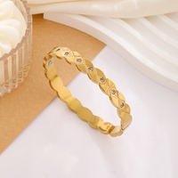 Bracelet manchette matelassé en acier inoxydable style CC, texture matelassée, boucle texturée, bijoux dorés anti-rouille, vente en gros d'usine