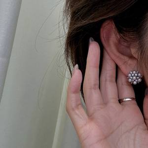 Boucles d'oreilles clous fleur en perle d'eau douce 4-5mm bleues en argent 925, bijoux fins classiques pour femme avec sertissage griffe - Product Image 1