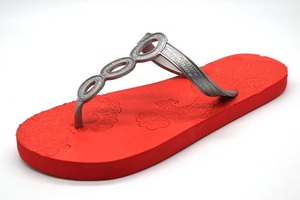 <span class=keywords><strong>Ciabatte</strong></span> da <span class=keywords><strong>Donna</strong></span> Argento Rosso con Rilievo e Cinturino in PVC, Logo Personalizzato per Infradito Femminili - Product Image 2