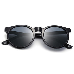 Gafas de sol unisex con montura redonda, protección UV400 de PC negra para viajes al sol y conjuntos de moda - Product Image 3