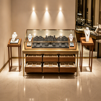 Ensemble de vitrines à bijoux autoportantes personnalisées, vitrine centrale haute en verre avec comptoirs d'exposition latéraux et supports sur pied