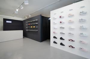 Idee di Design per Interni di Negozi di Calzature 2023, Espositori <span class=keywords><strong>a</strong></span> Parete con Doghe per Negozi di Scarpe - Product Image 6