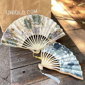 Éventail Pliant Portable en Bambou Écologique, Motif Cœur Classique Peint, Idéal pour la Décoration Intérieure, Cadeau d'Affaires et Promotion DIY - Product Image 1