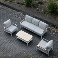 Ensemble moderne et simple de canapé-lit d'extérieur en aluminium avec table basse, finition grain de bois, pour parc, balcon, cour, jardin, hôtel