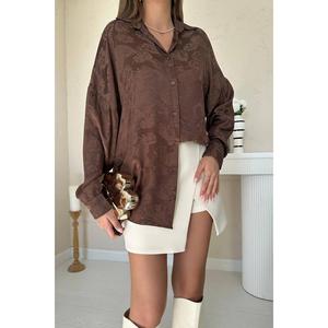 Camisa de satén jacquard marrón con botones para mujer, estilo asimétrico y holgado para el día a día - Product Image 1