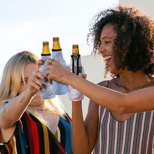 Fundas para botellas de cerveza Mangas aislantes de neopreno Fundas para chaquetas de botellas Enfriador de latas de bebidas de 12 OZ con abrebotellas incorporado - Product Image 6