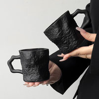Verre à motif glacial noir minuit, design irrégulier effet roche-branche, avec anse de repose, tendance créative, polyvalent et esthétique