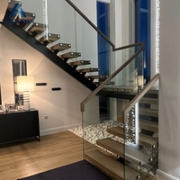 Structure d'escalier moderne et durable en acier inoxydable à profil carré avec garde-corps en verre pour usage résidentiel, appartement et hôtel