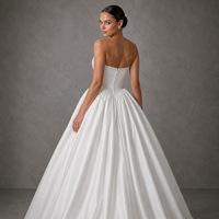 Robe de mariée coupe A-line, bustier, col bateau, dos nu, en dentelle et satin, avec traîne chapelle, grande taille, personnalisable, longueur ras du sol, esthétique