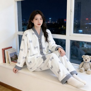 Pijamas <span class=keywords><strong>de</strong></span> <span class=keywords><strong>Mujer</strong></span> <span class=keywords><strong>de</strong></span> Alta Calidad en Felpa <span class=keywords><strong>de</strong></span> Coral para Otoño e Invierno, Color Gris con Estampado <span class=keywords><strong>de</strong></span> Lazo, Cárdigan <span class=keywords><strong>de</strong></span> Manga Larga, Cintura Elástica, Suave y Lisa en <span class=keywords><strong>la</strong></span> Parte Delantera - Product Image 4