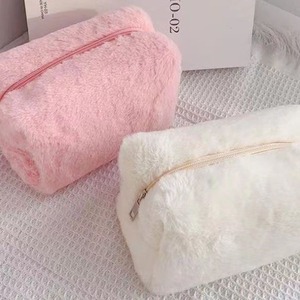 Organisateur de maquillage pliable haut de gamme en peluche avec fermeture éclair pour sac, rangement multi-couches, poignée souple et design mignon - Product Image 1