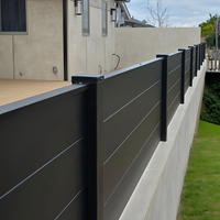 Panneaux de clôture modernes en alliage d'aluminium à lattes horizontales, revêtement noir en poudre, écologiques et durables pour jardin, villa, cour