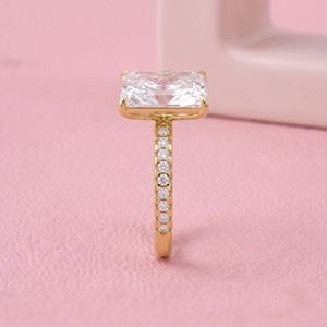 Anillo Solitario de Diamante Corte Radiante con Engaste de Águila y Tallo de Oro Macizo Pavé para Joyería Fina Nupcial de Diseñador - Product Image 3