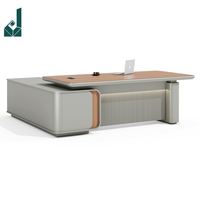 Scrivania Direzionale Moderna in Legno Verniciato Opaco |   Finitura Durevole per Ufficio Dirigenziale |   Dimensioni e Colori Personalizzati per Ordini all'Ingrosso