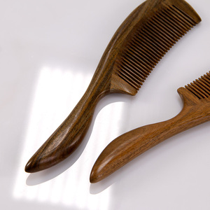 Peignes <span class=keywords><strong>à</strong></span> <span class=keywords><strong>cheveux</strong></span> portables <span class=keywords><strong>en</strong></span> <span class=keywords><strong>bois</strong></span> de santal naturel pour masser le peigne <span class=keywords><strong>en</strong></span> <span class=keywords><strong>bois</strong></span> antistatique avec sac de rangement - Product Image 4