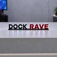 Enseigne lumineuse LED personnalisable noire et rouge avec lettres verticales de 25 mm et base noire mate pour les comptoirs d'accueil des événements e-sport