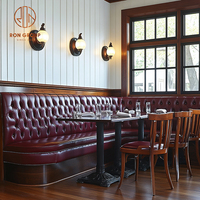 Ensemble de table et de chaises en bois pour café, restaurant, salon de thé, avec banquette et sièges de type canapé
