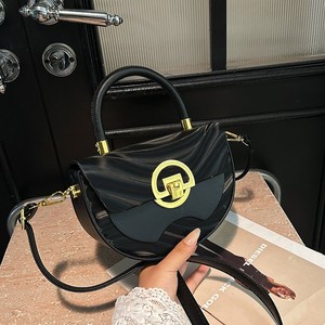Borsa da Donna alla Moda e Trendy. La borsa a mezzaluna è realizzata in materiale PU.8972 - Product Image 2